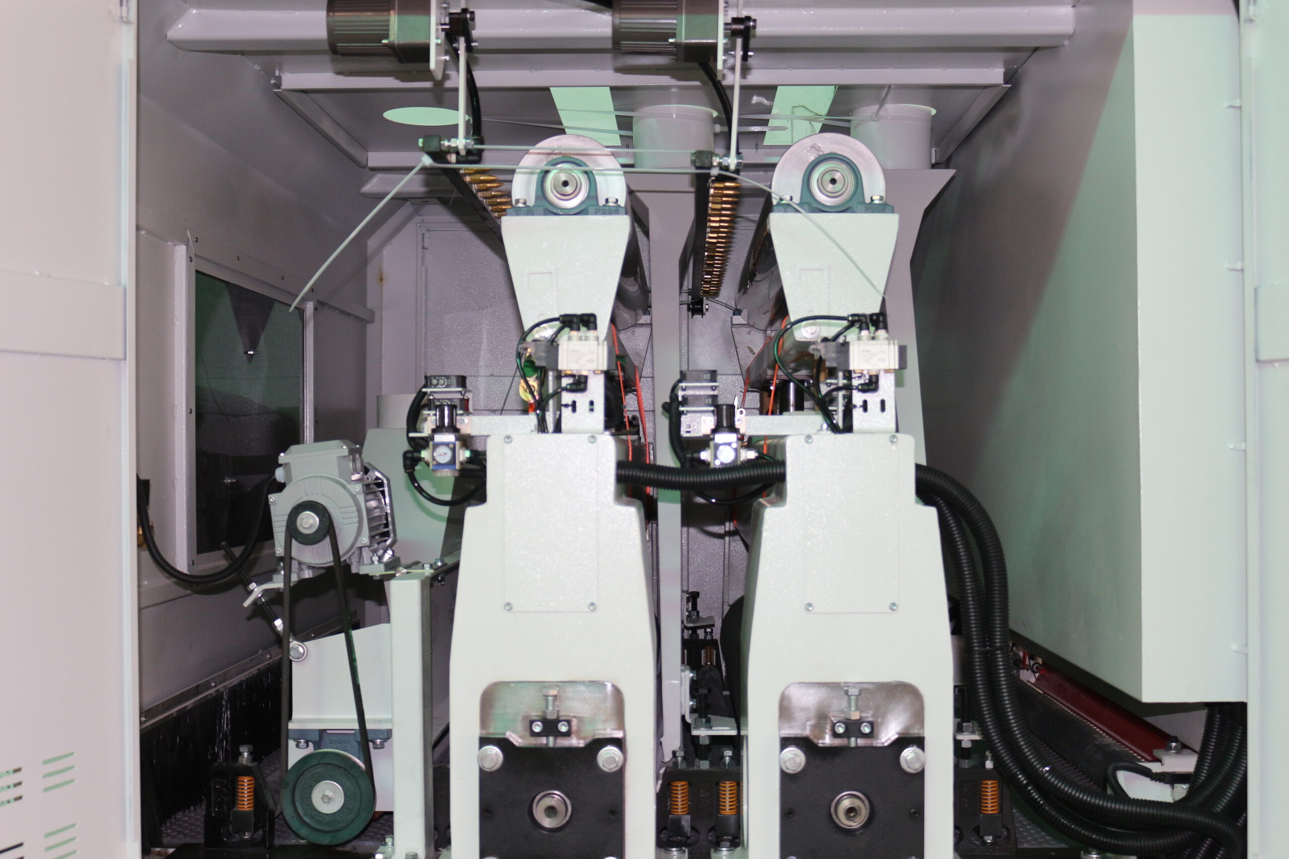 Primer sandere equipped with a high-precision magnetic grating positioning system and ball screw system
